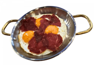 Pastırmalı Yumurta (1,2,3,B,D) Rührei nach türk. Art mit Rinderschinken